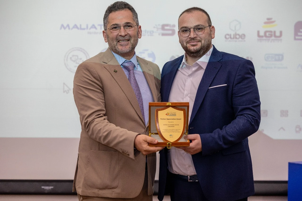 تقديم درع تقديري لأحد شركاء STEAM Stars 2025